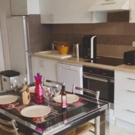 Les Allees Du Cap Apartment