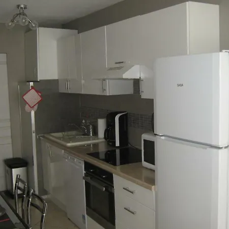 Les Allees Du Cap Apartment *
