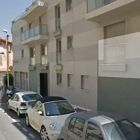 Les Allees Du Cap Apartment *